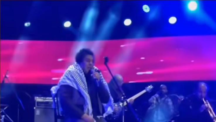 محمد منير يرتدي الشال الفلسطيني ويغني القدس عربية (2)