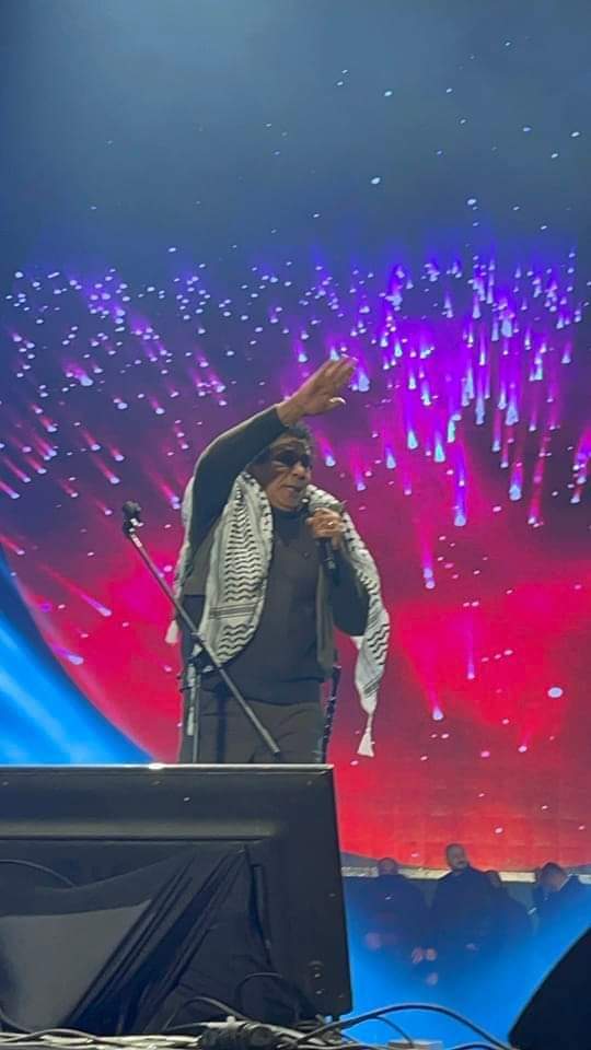 محمد منير يرتدي الشال الفلسطيني ويغني القدس عربية (3)
