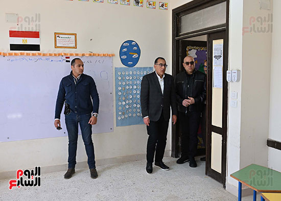رئيس الوزراء داخل أحد الفصول بمدرسة زهرة العاصمة