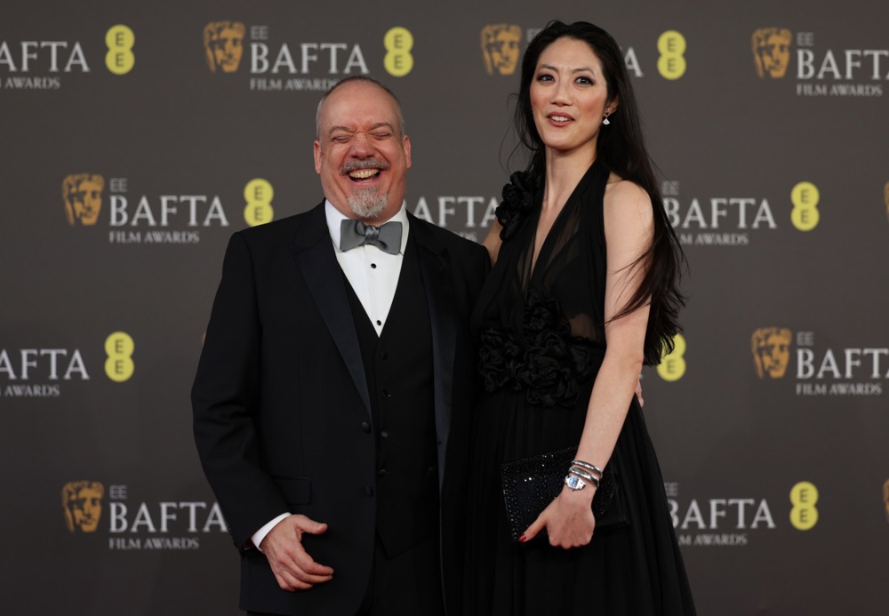 كيليان مورفي وليلي كولينز وبول جياماتي على السجادة الحمراء لحفل الـ BAFTA (1)