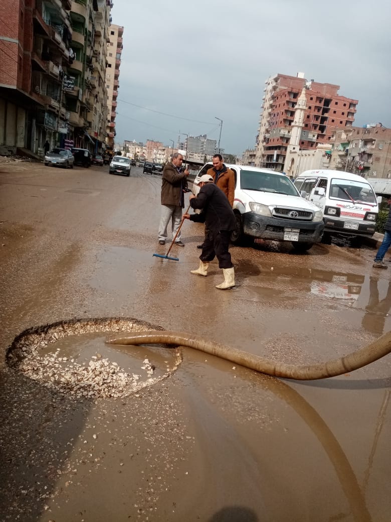 رفع مياه الأمطار من الشوارع