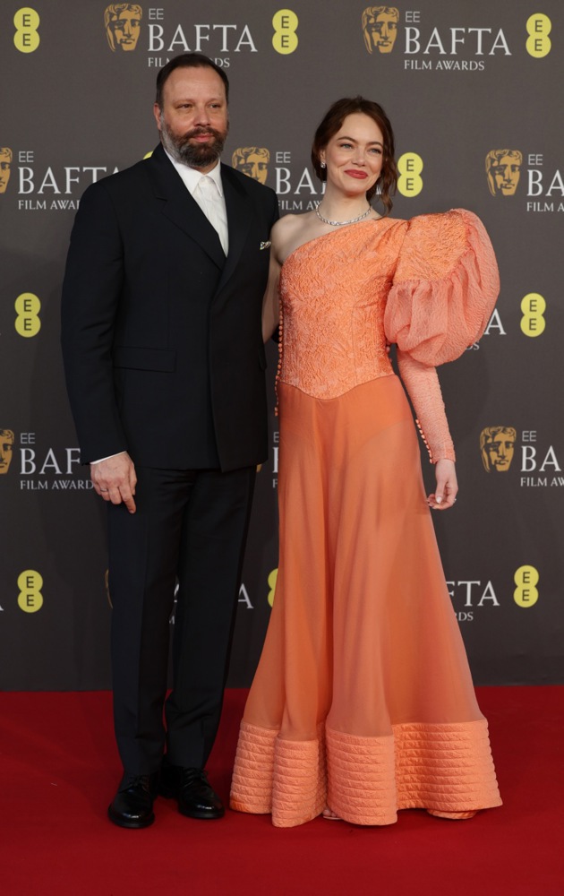 كيليان مورفي وليلي كولينز وبول جياماتي على السجادة الحمراء لحفل الـ BAFTA (2)