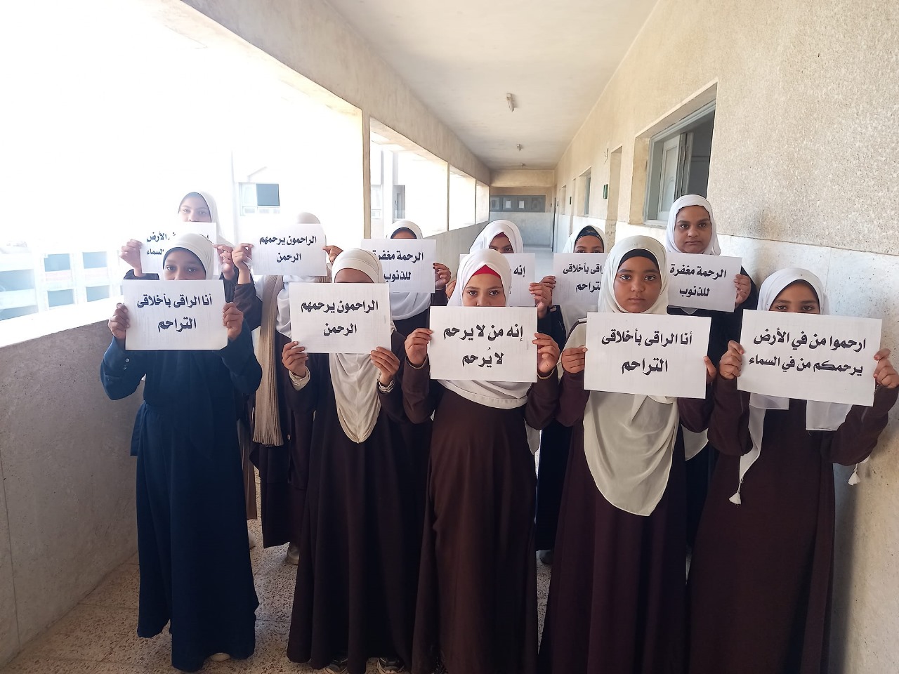 طالبات يرفعن لافتتات بالمبادرة 