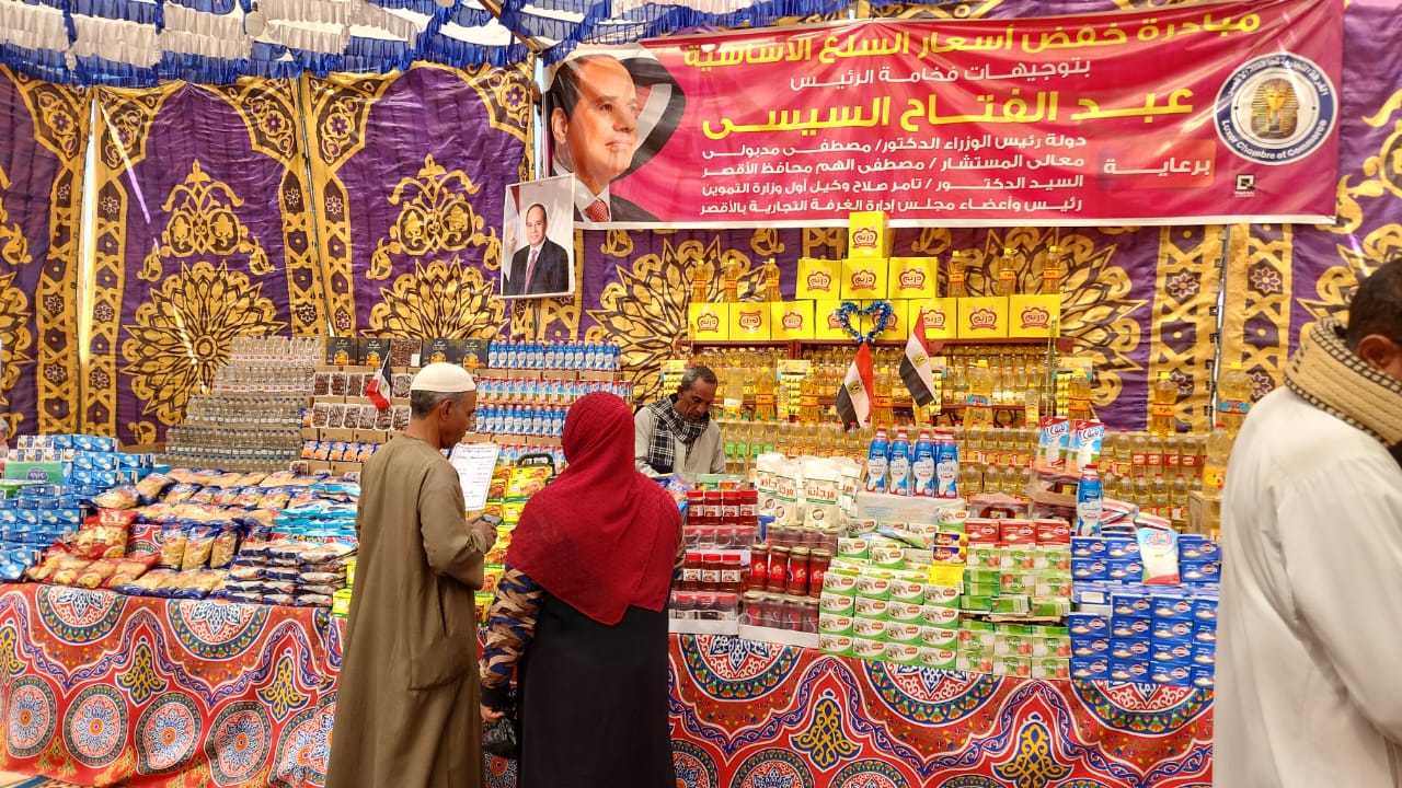 الأسر خلال شراء إحتياجاتهم من معارض أهلاً رمضان