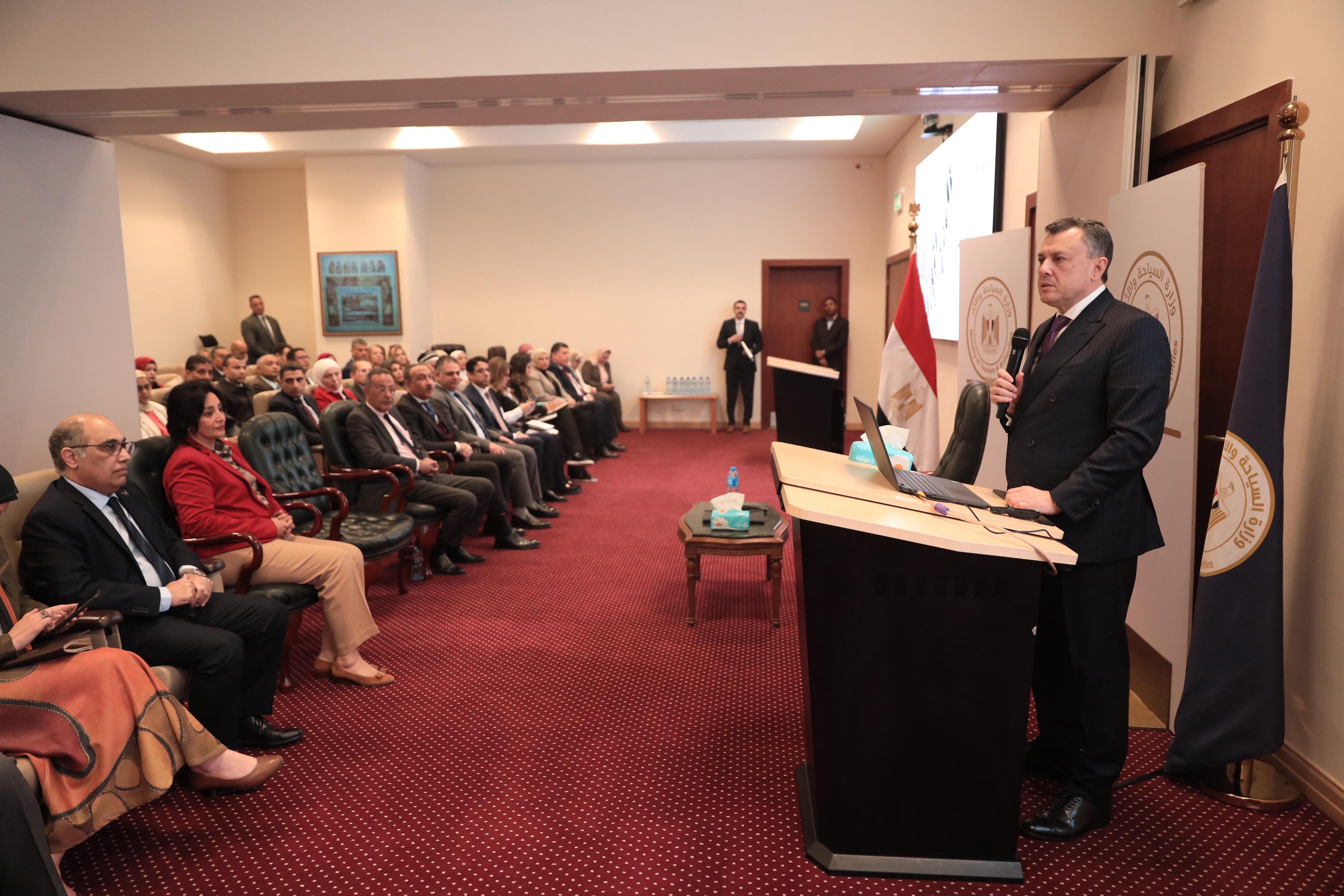 وزير السياحة والآثار يعقد الملتقى الدورى للقيادات العليا بعنوان 100 قيادة (2)