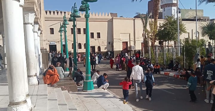 زيارة الأهالي لمسجد سيدي عبدالرحيم القنائي 