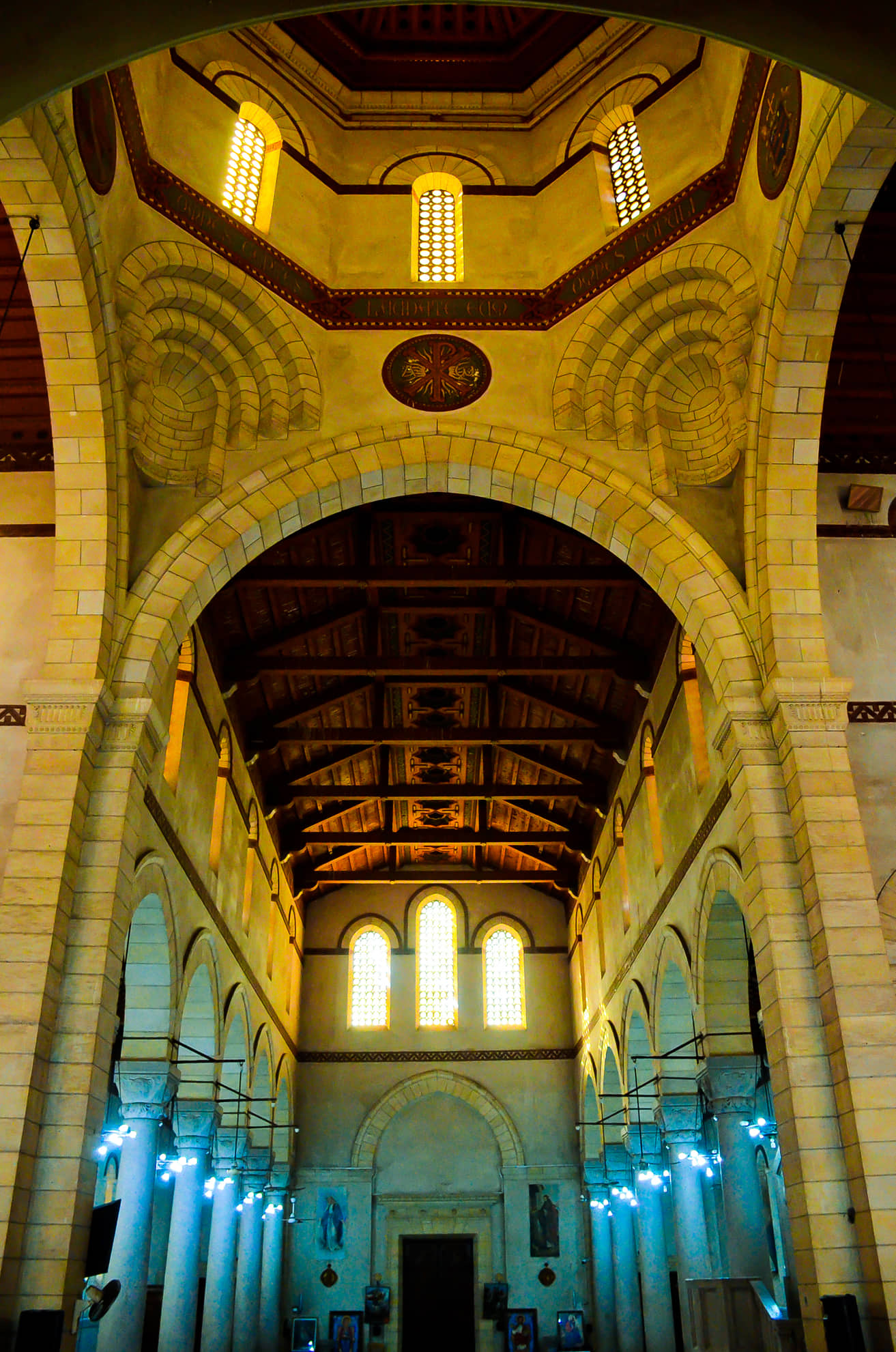 الكنيسة تمتاز بالعمارة القوطية