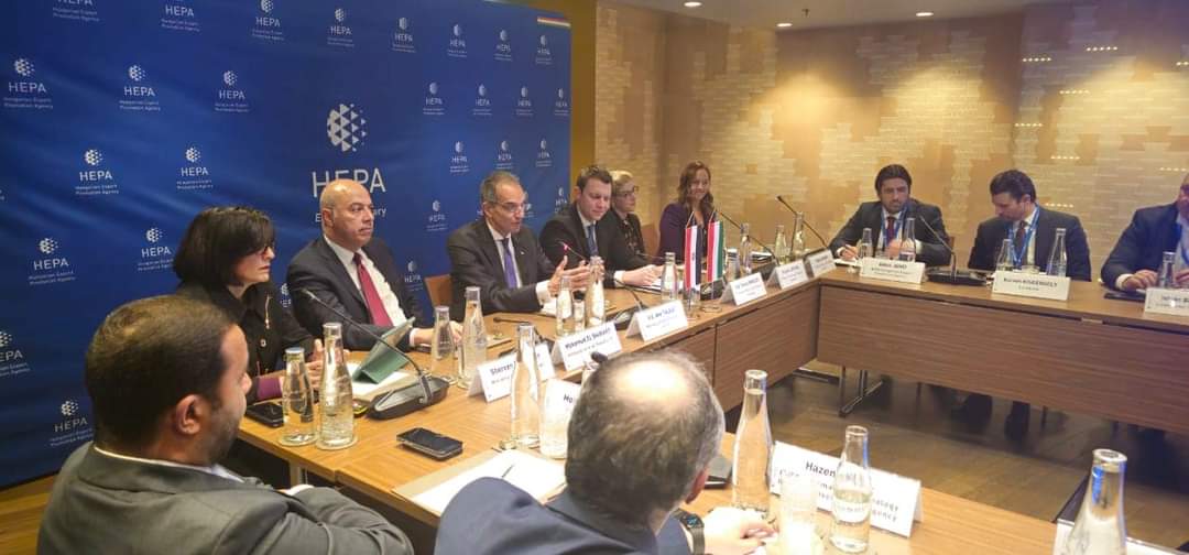 وزير الاتصالات يدعو شركات مجري للاستثمار بمصر