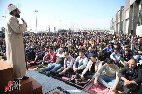 المواطنون يؤدون صلاة الجمعة في معرض القاهرة الدولي للكتاب