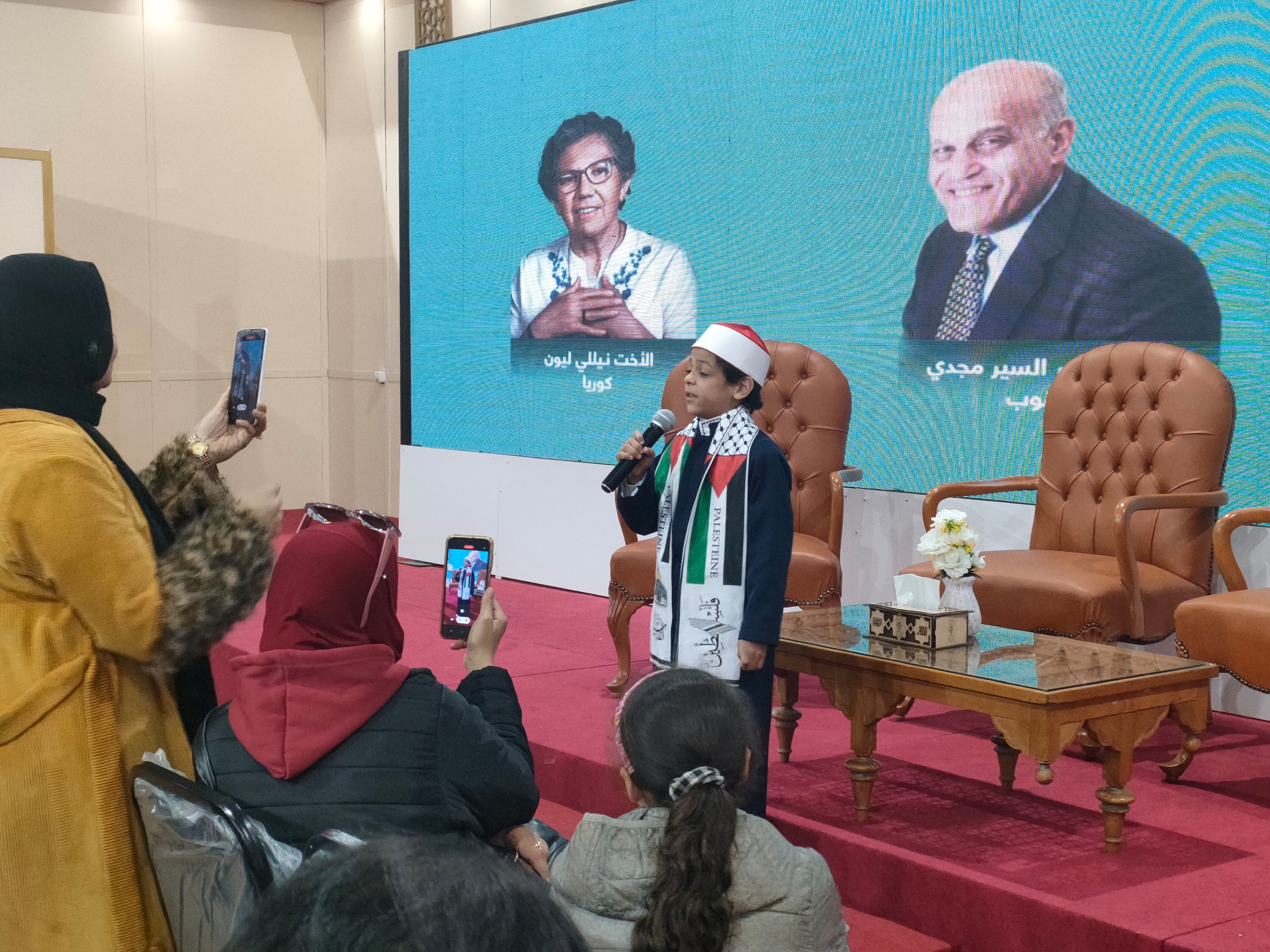 الطفل داخل جناح الأزهر بمعرض الكتاب