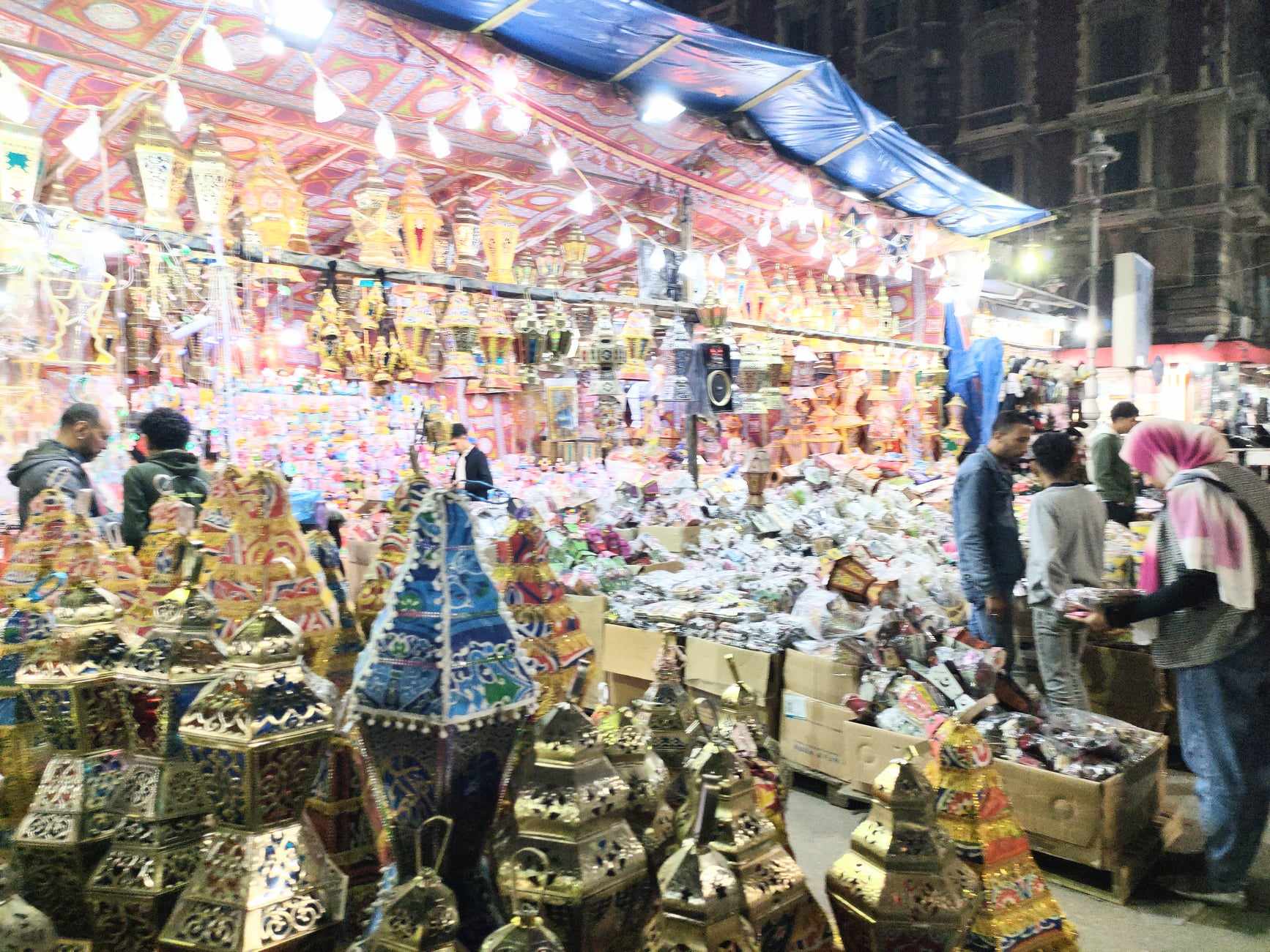 اقبال علي شراء فوانيس شهر رمضان بالإسكندرية