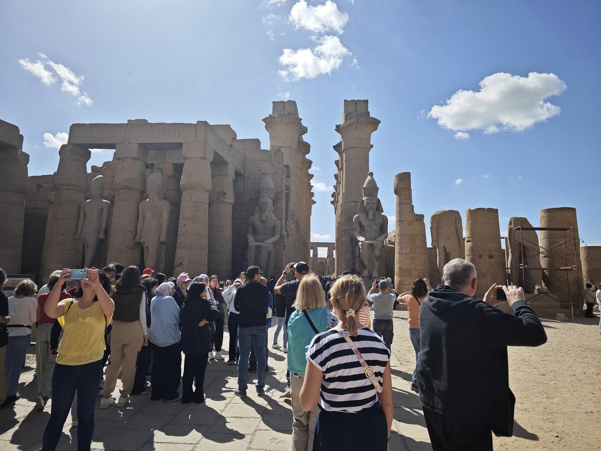 زيارات السياح داخل معبد الأقصر
