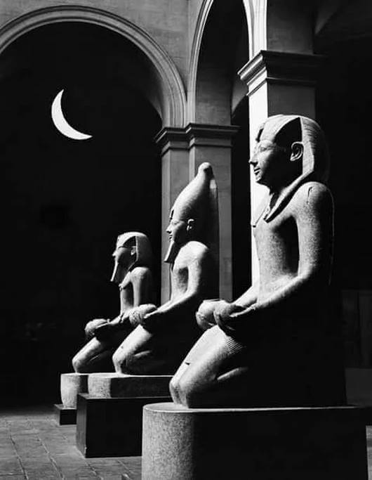 ثلاث تماثيل النادرة للملكة حتشبسوت ملكة مصر في وضع الركوع وهى تقديم الجعة كقربان