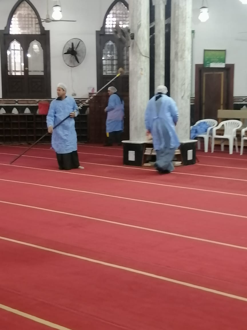 عمال النظافة بالأوقاف يحرصون على نظافة المساجد بكفر الشيخ