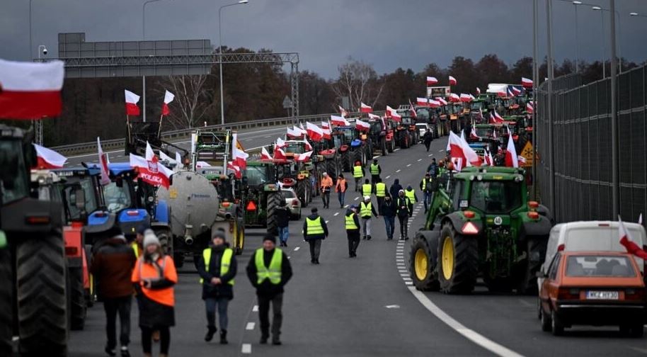 مزارعون بولنديون يقطعون بجراراتهم الطريق السريعة