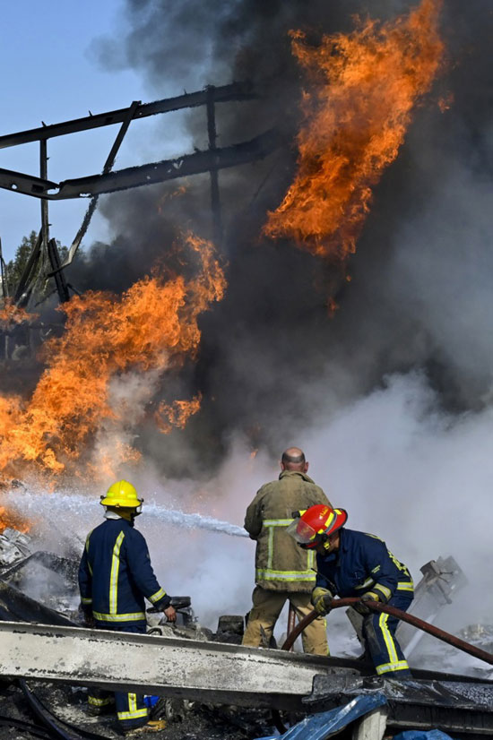 رجال الدفاع المدنى يحاولون أطفاء النيران  (1)