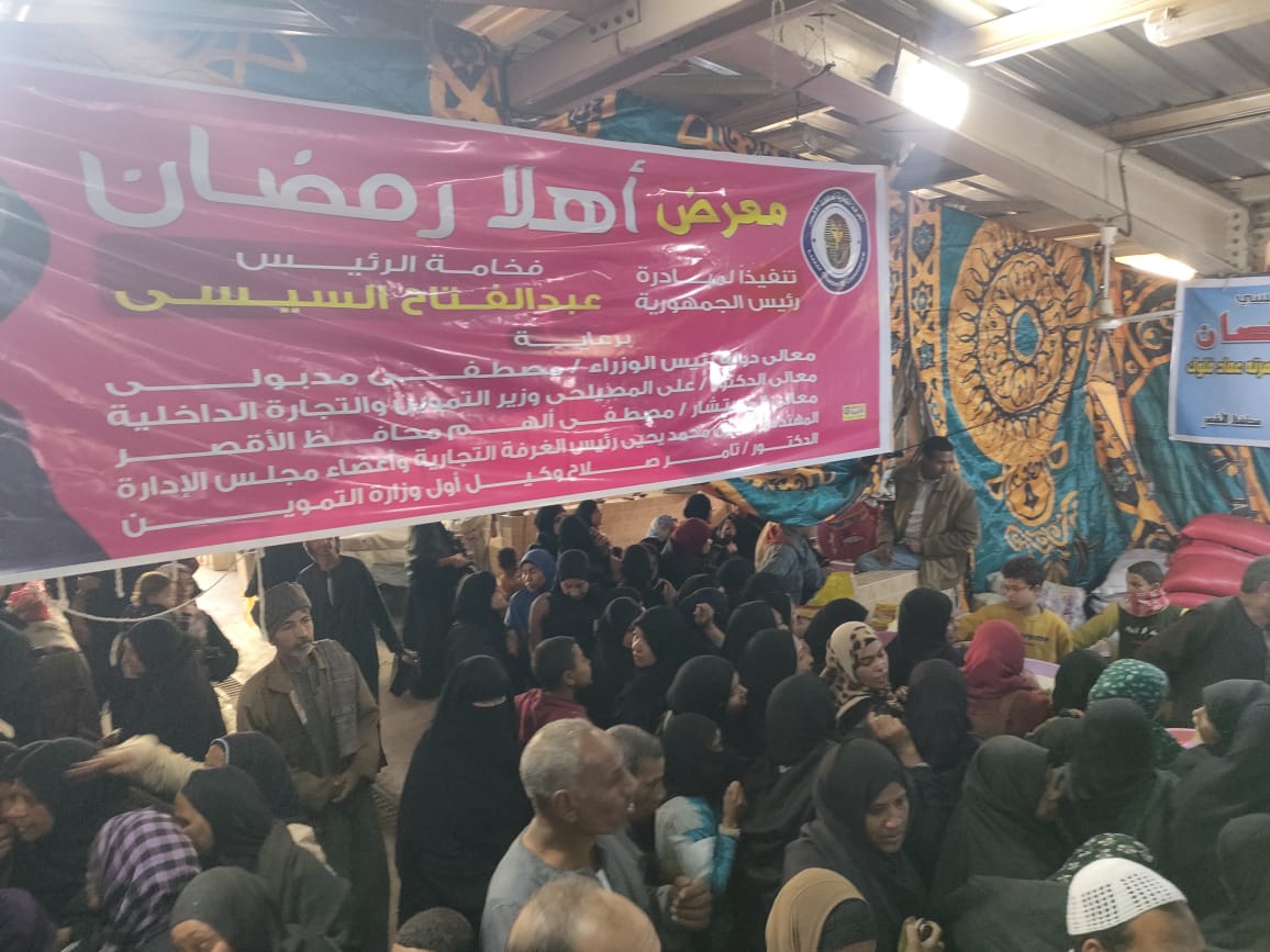 توافد حشد كبير على معرض أهلا رمضان بمدينة إسنا