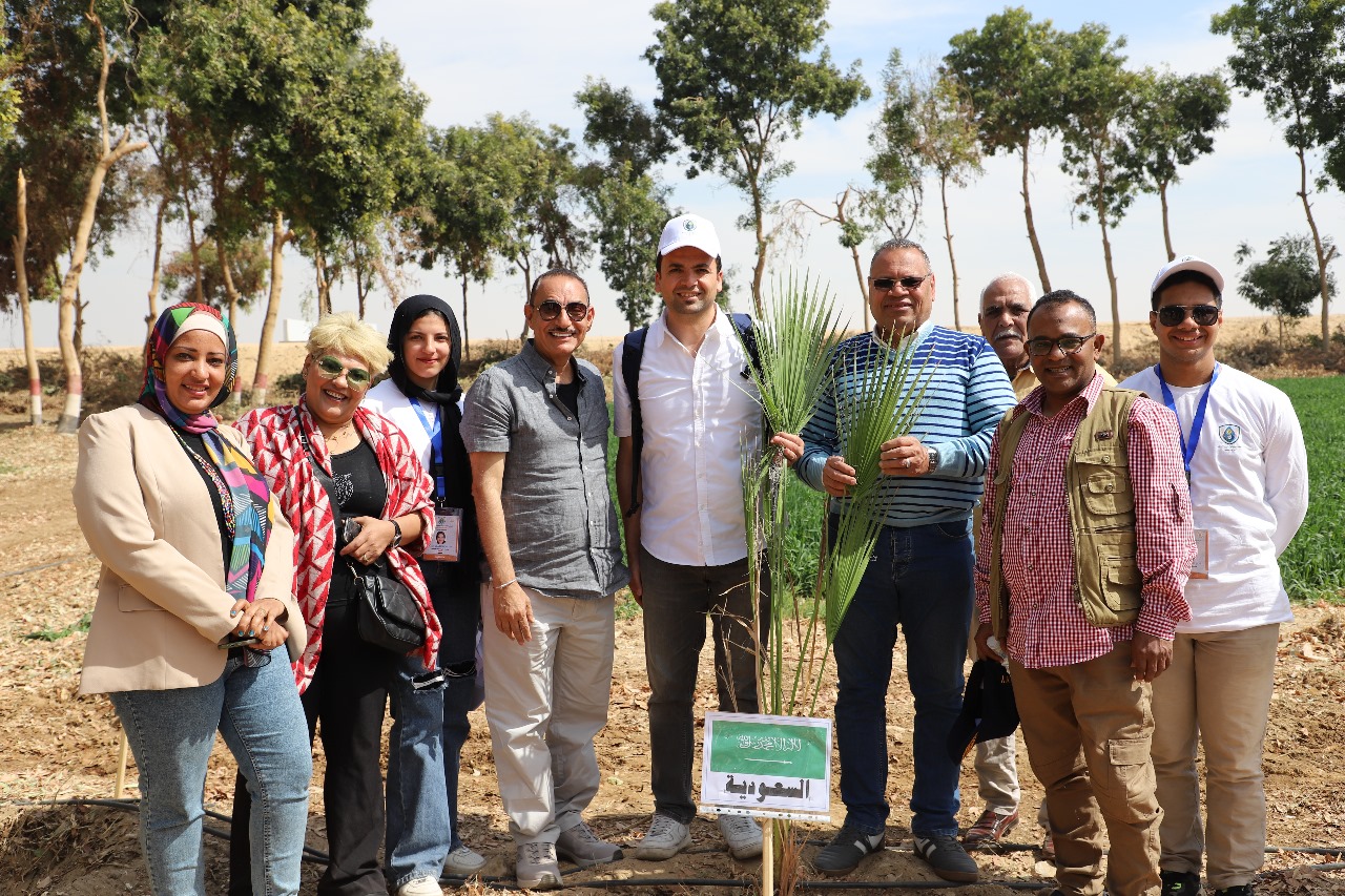 300 شاب عربي ومصري يزرعون أشجار بمنطقة الغابات الشجرية فى الأقصر (13)