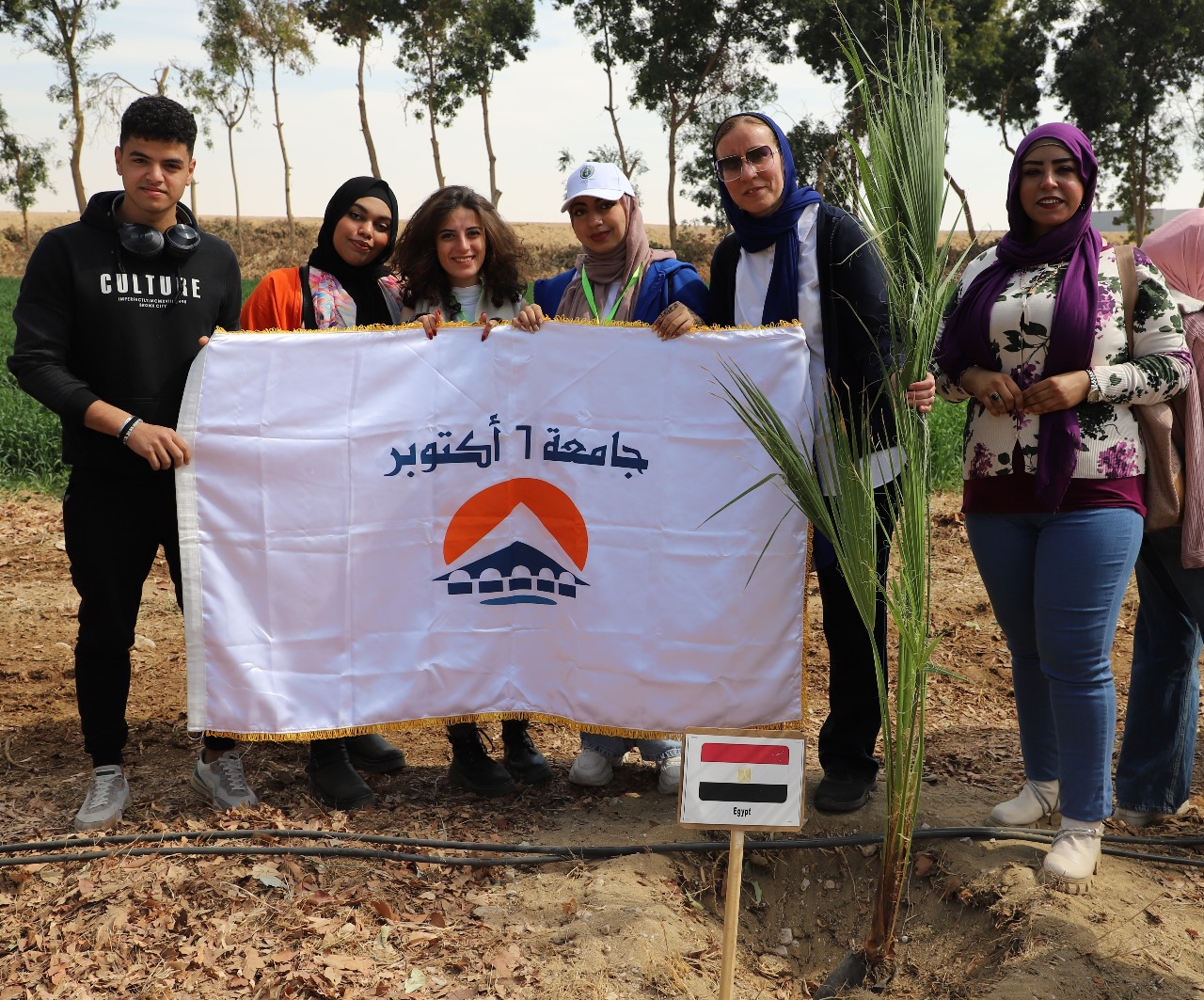 300 شاب عربي ومصري يزرعون أشجار بمنطقة الغابات الشجرية فى الأقصر (14)