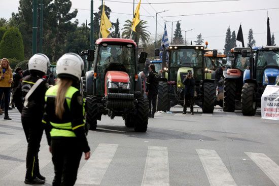 رجال الشرطه يتابعون مسيرات الجرارات الزراعية