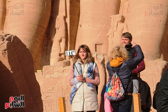 استمتاع-السائحين-بزيارة-معبد-أبوسمبل