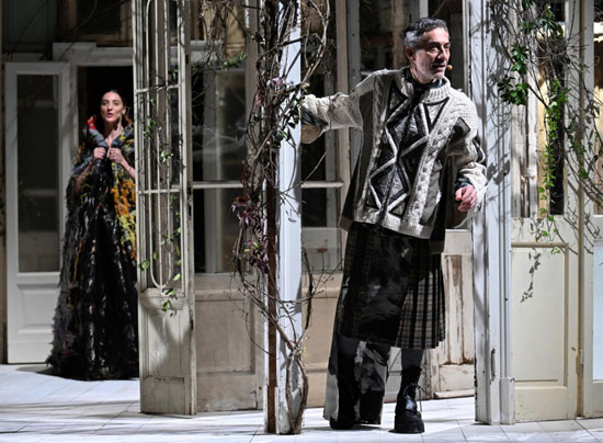 لممثل الإيطالي فيليبو تيمي يؤدي عرضًا وهو يرتدي إبداعًا كجزء من مجموعة أنطونيو ماراس