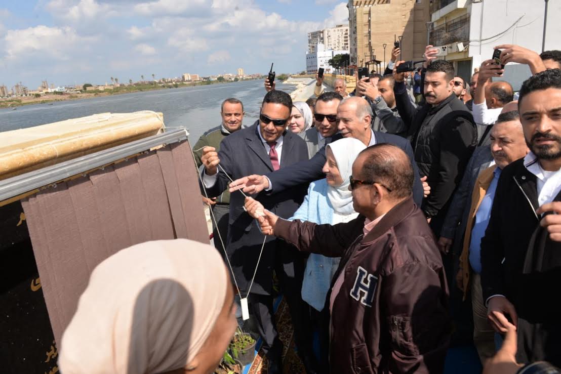 المحافظ خلال افتتاح الممشى السياحى الجديد على النيل بالمنصوره