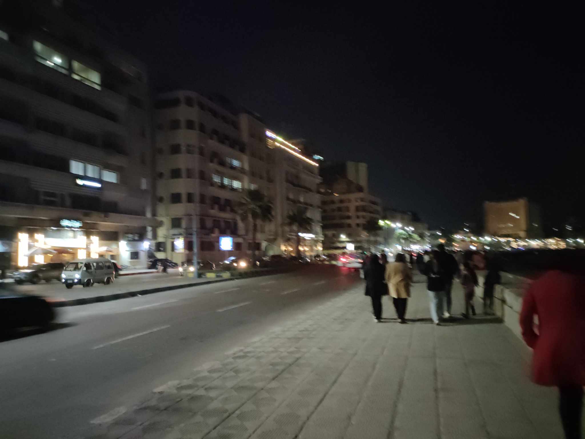 المواطنين يستمتعون علي كورنيش الإسكندرية ليلا