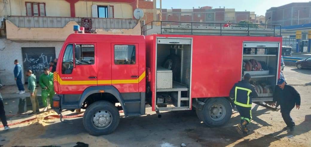 سيارات الحماية المدنية فى موقع الحريق لإنقاذ الموقف (1)
