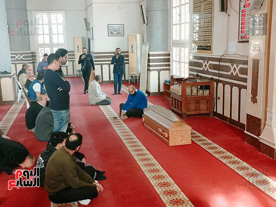 وصول جثمان هانى الناظر مسجد المجمع الإسلامى بالشيخ زايد لأداء صلاة الجنازة (15)