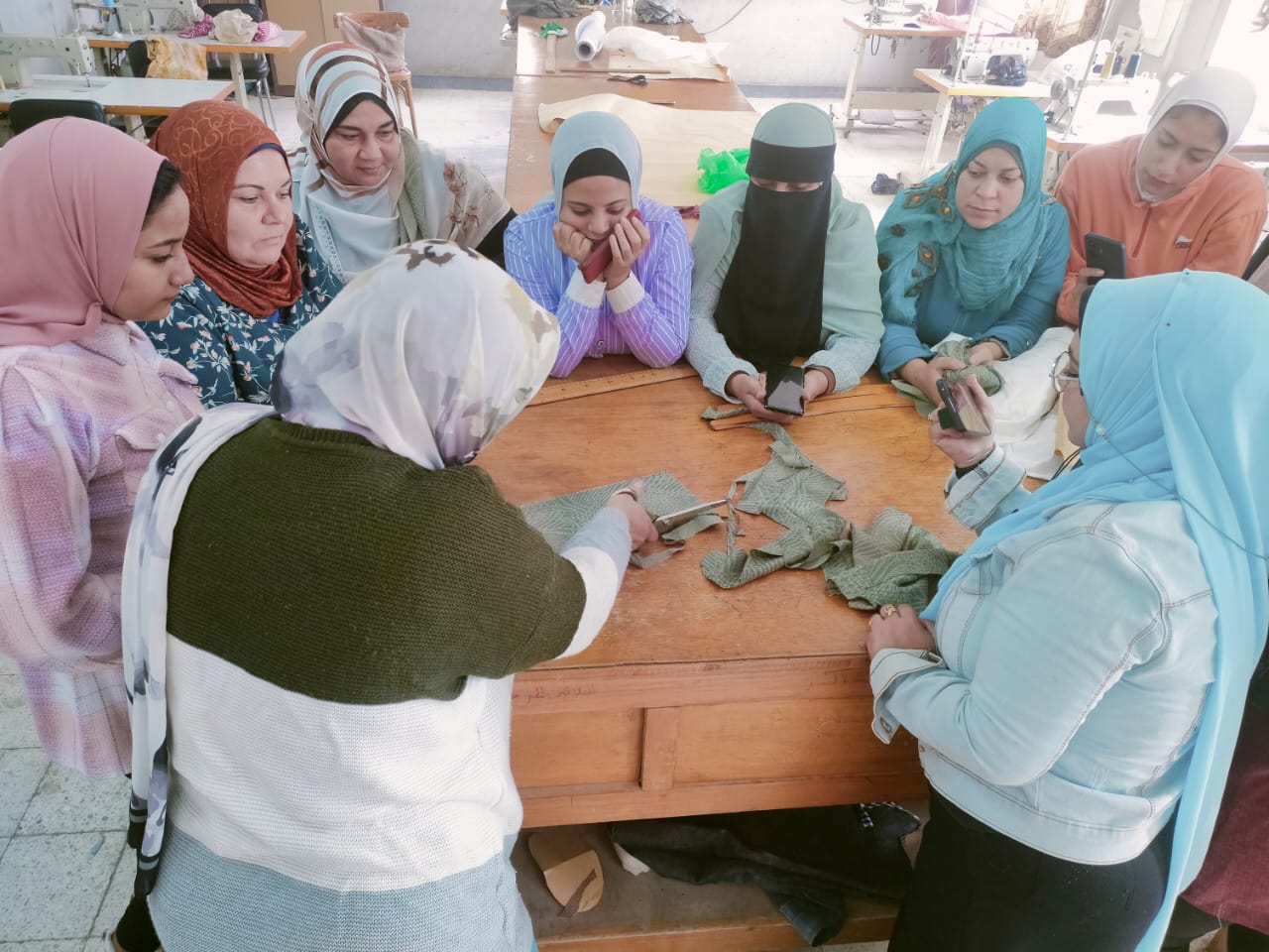 تدريب الفتيات على مهنة الخياطة والتفصيل بكفر الشيخ