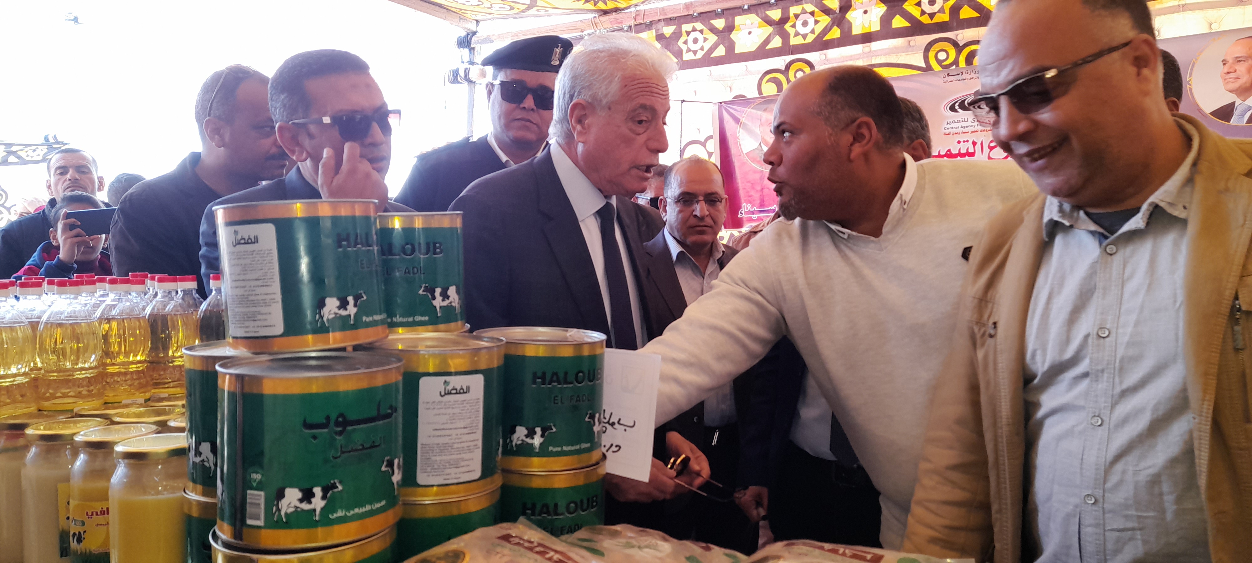محافظ جنوب سيناء أثناء افتتاح معرض اهلا رمضان بمدينة أبورديس (1)