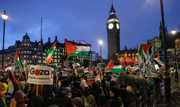 مظاهرات لدعم غزة أمام البرلمان البريطاني