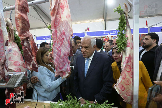 محافظ الجيزة يتفقد قسم اللحوم معرض أهلا رمضان فى العمرانية
