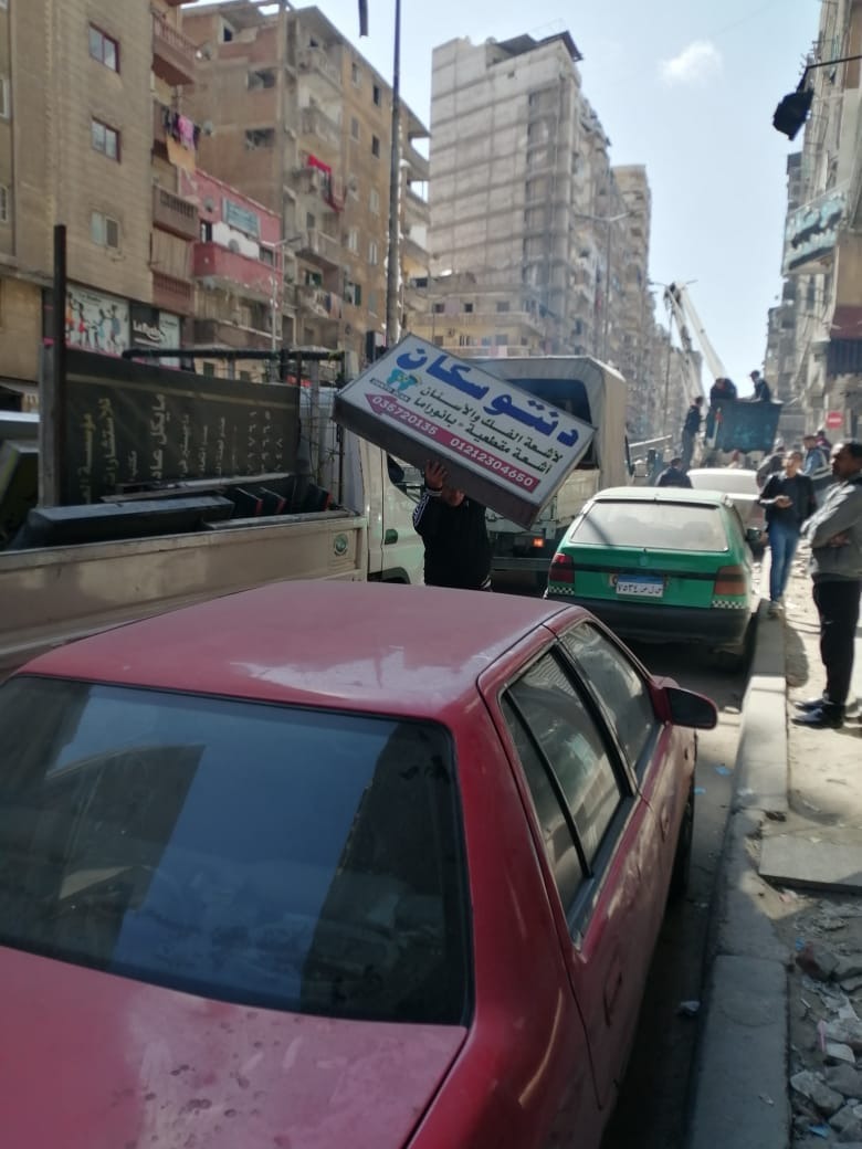 حملة إزالة للاعلانات المخالفة بحي المنتزة اول بالاسكندرية