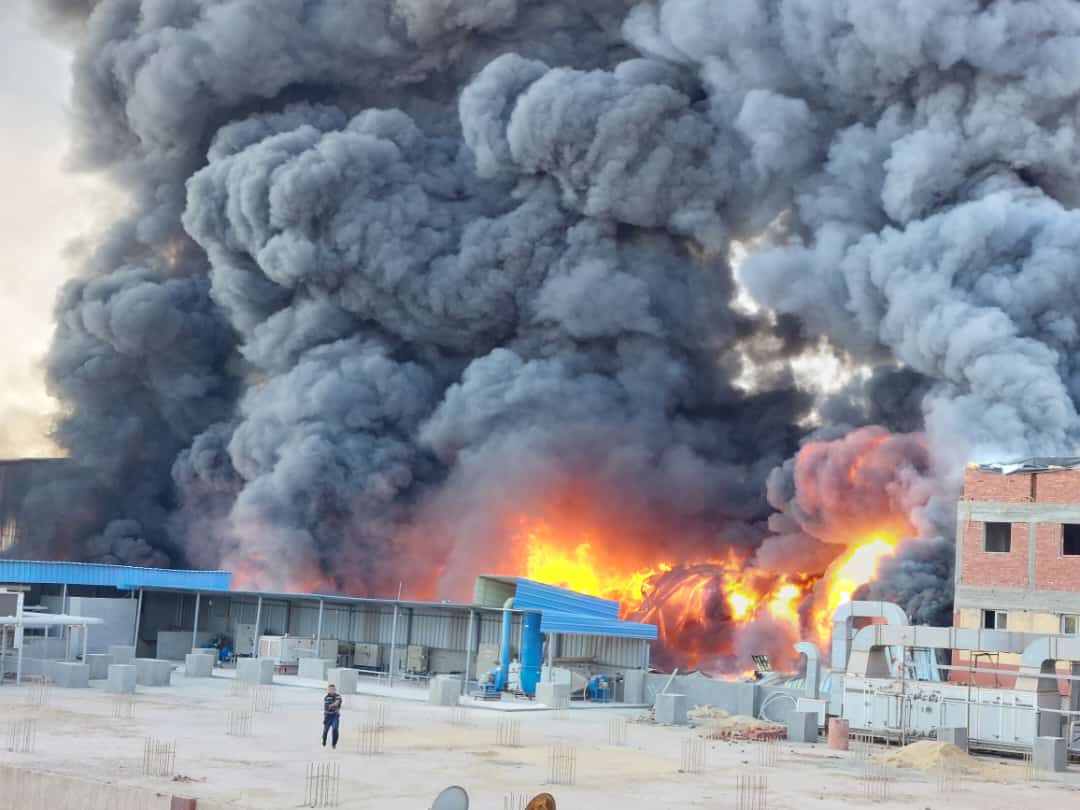 الصيطرة على حريق في مصنع أغذية (4)