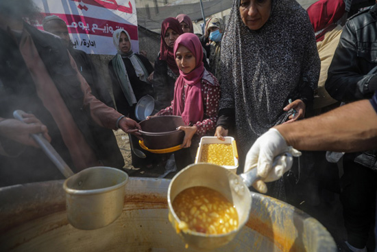 فلسطينيون نازحون داخليًا يتلقون الغذاء  (3)
