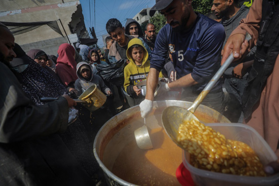 فلسطينيون نازحون داخليًا يتلقون الغذاء  (2)