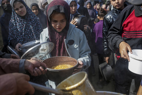 فلسطينيون نازحون داخليًا يتلقون الغذاء  (1)