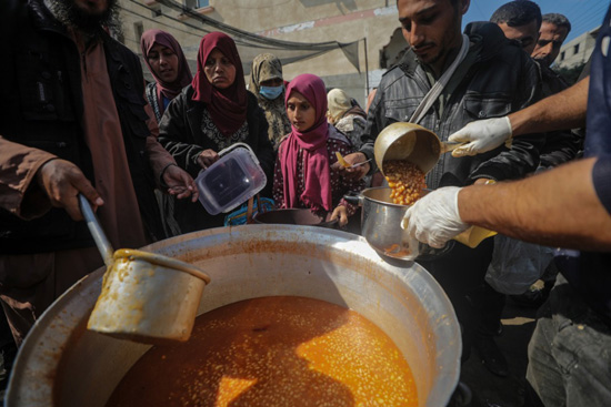 فلسطينيون نازحون داخليًا يتلقون الغذاء  (4)
