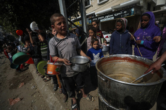 فلسطينيون نازحون داخليًا يتلقون الغذاء  (8)