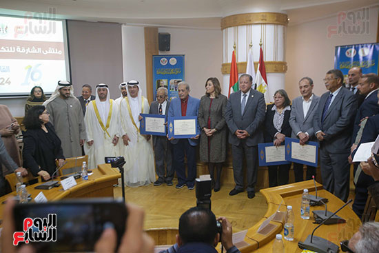 صورة تذكارية للمكرمين من ملتقى الشارقة الثقافي صورة تذكارية للمكرمين من ملتقى الشارقة الثقافي