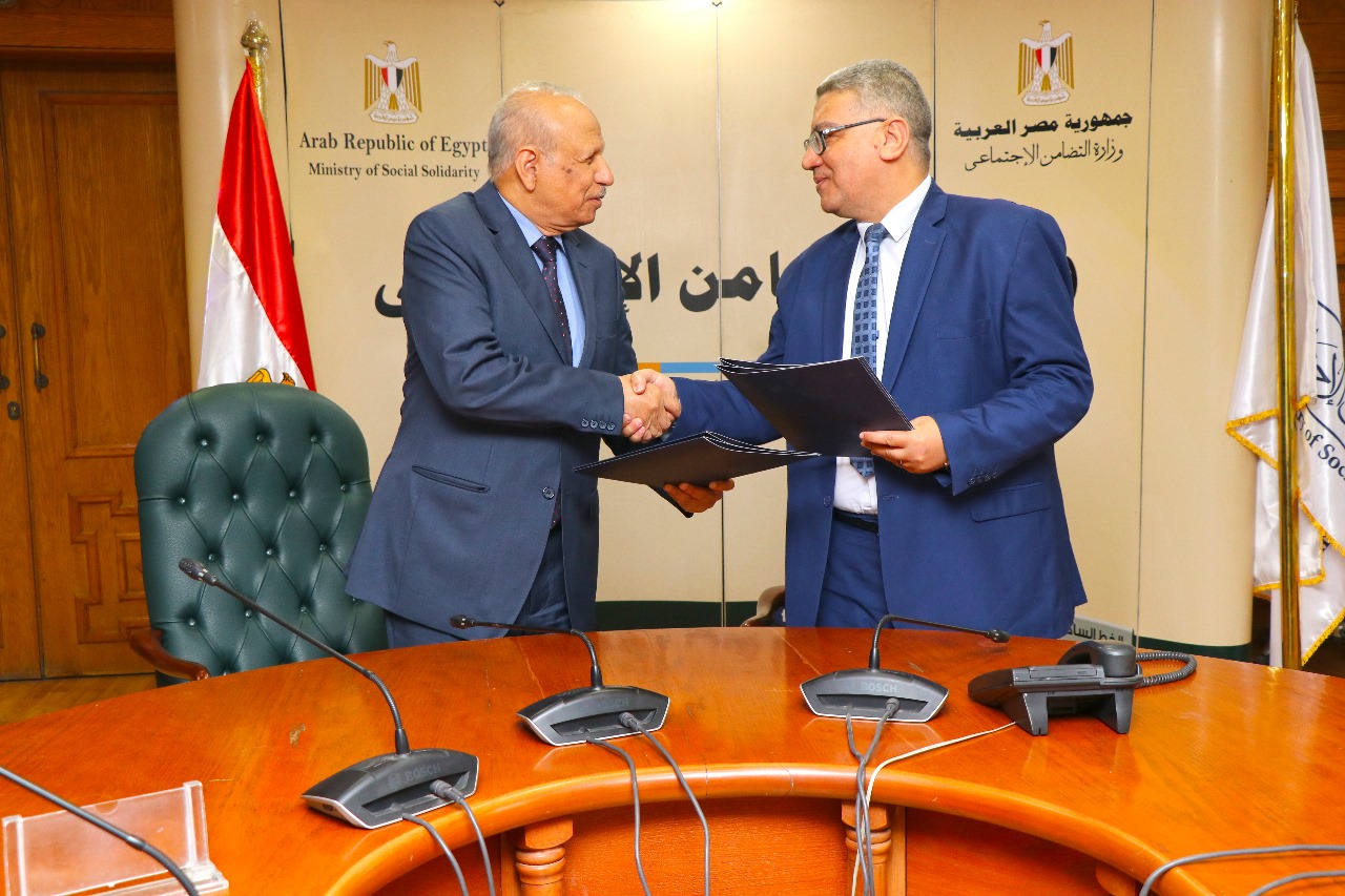 جانب من توقيع العقد جانب من توقيع العقد