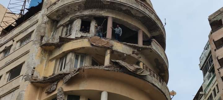 إزالة أجزاء خطرة من شرفتين بعقار في المنتزة بالإسكندرية