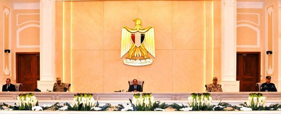 الرئيس السيسى يجتمع بوزير الدفاع ورئيس الأركان وقادة فى الجيش (1)