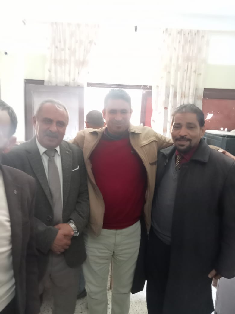 مرشدون بالفيوم ينظمون ممر تكريمي لزميلهم عند بلوغه سن التقاعد (3)