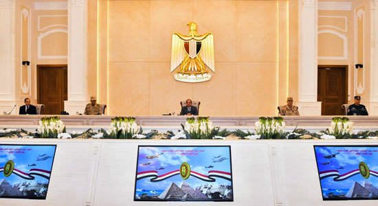 الرئيس السيسى يجتمع بوزير الدفاع ورئيس الأركان وقادة فى الجيش (2)