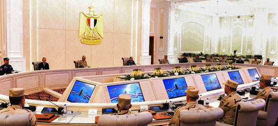 الرئيس السيسى يجتمع بوزير الدفاع ورئيس الأركان وقادة فى الجيش (4)