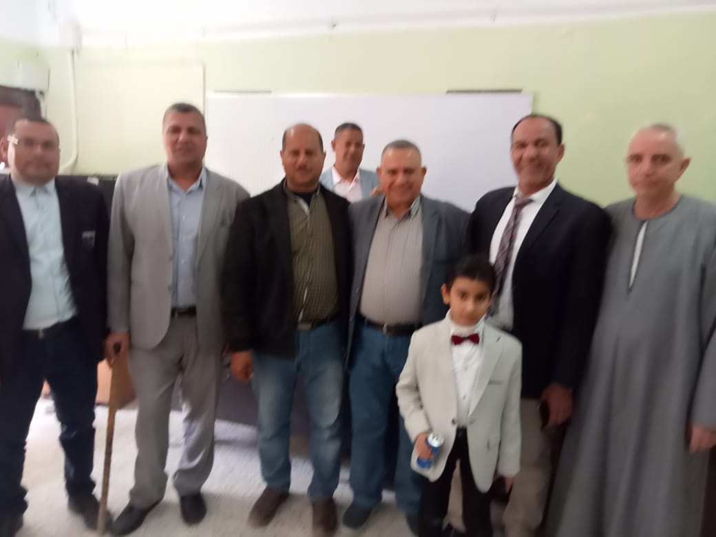 مرشدون بالفيوم ينظمون ممر تكريمي لزميلهم عند بلوغه سن التقاعد (1)