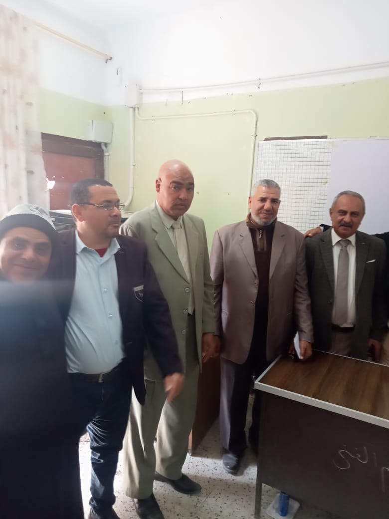 مرشدون بالفيوم ينظمون ممر تكريمي لزميلهم عند بلوغه سن التقاعد (4)
